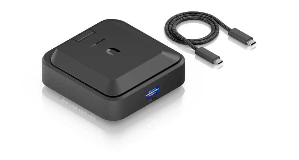 UBNT UniFi AirWire (U-AirWire) – WiFi 7 STR MLO USB-C Alıcı Adaptör | 5 GbE (USB 3.2 Gen2), 4× Spatial Stream, Spektrum Analizi, 0.96” Ekran